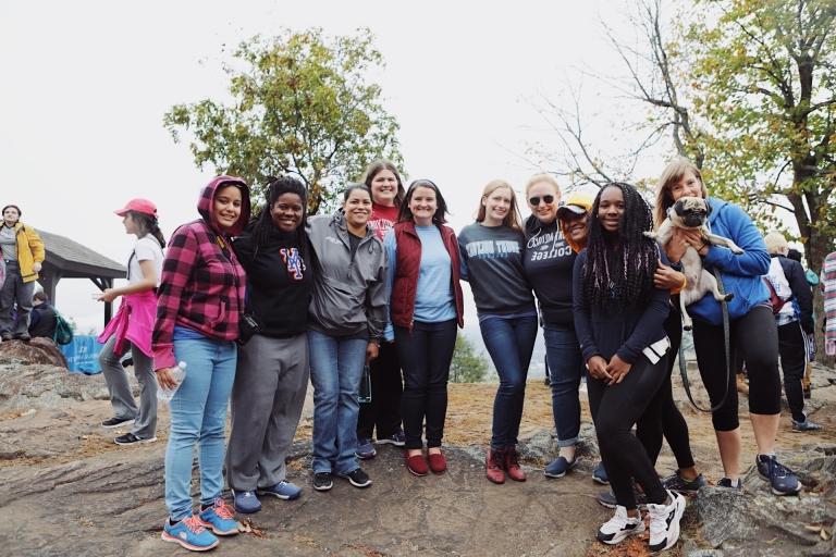 2019年山地日，学生们在霍利奥克山山顶.